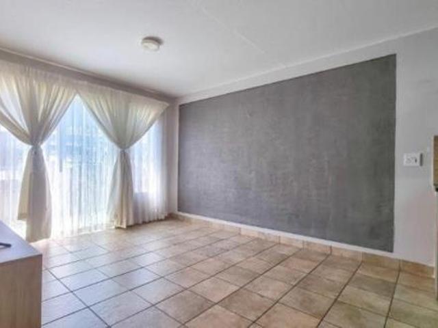2 Bedroom Townhouse in Rooihuiskraal North