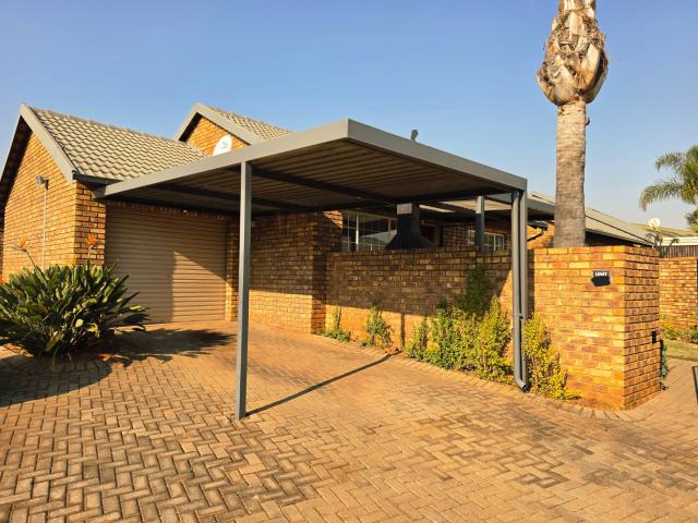 2 Bedroom Townhouse in Rooihuiskraal North