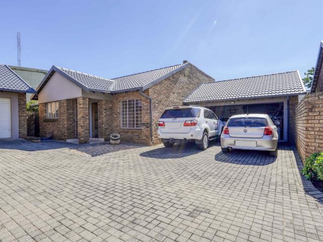 2 Bedroom Townhouse in Rooihuiskraal North
