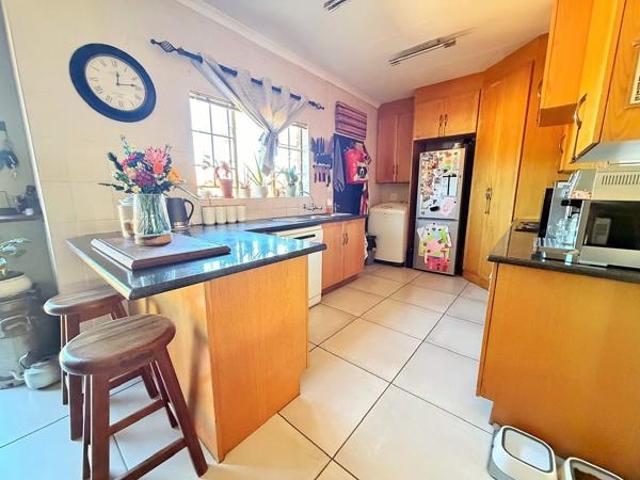 2 Bedroom Townhouse in Rooihuiskraal North