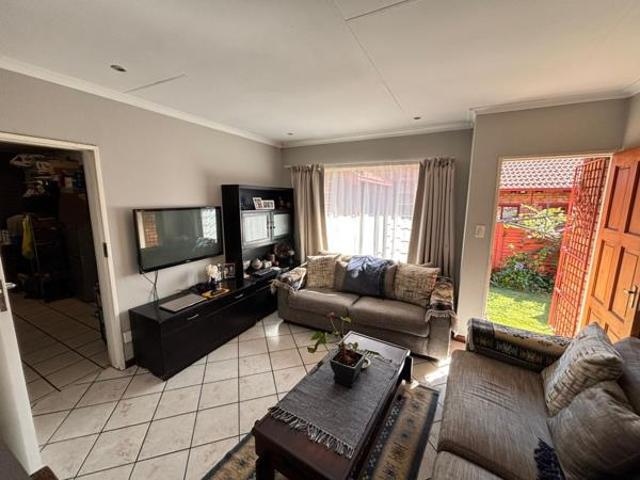 2 Bedroom Townhouse in Rooihuiskraal North