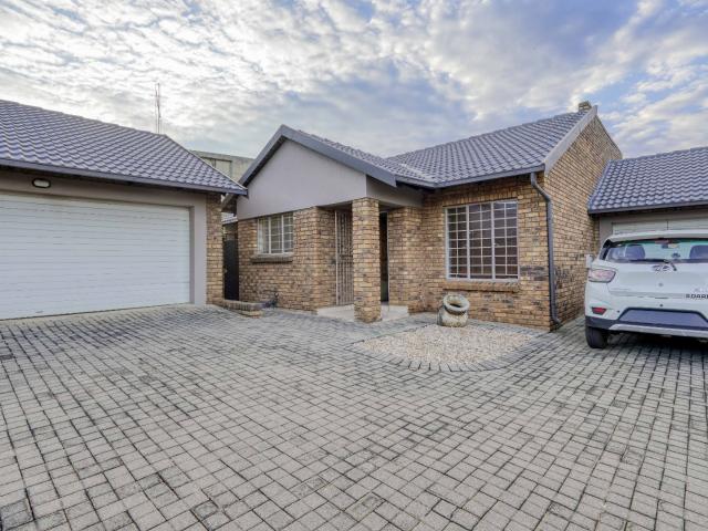 2 Bedroom Townhouse in Rooihuiskraal North