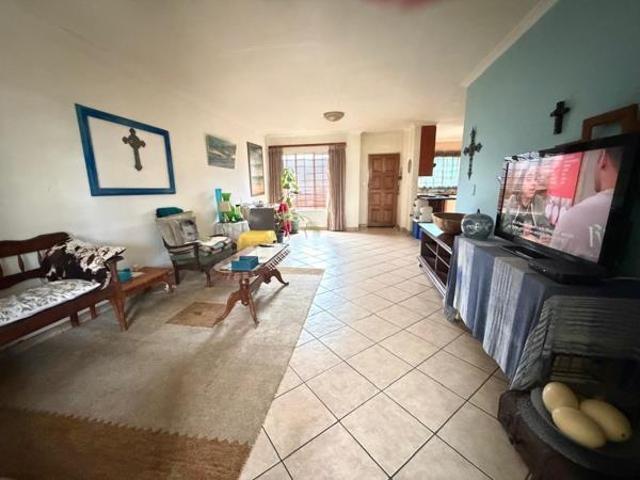 2 Bedroom Townhouse in Rooihuiskraal North