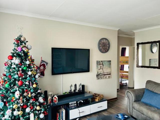 2 Bedroom Townhouse in Rooihuiskraal North