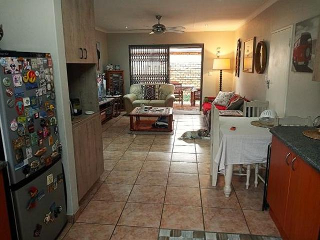 2 Bedroom Townhouse in Rooihuiskraal North
