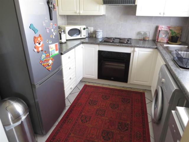 2 Bedroom Townhouse in Rooihuiskraal North
