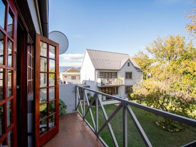 2 Bedroom Townhouse in Somerset West Central
