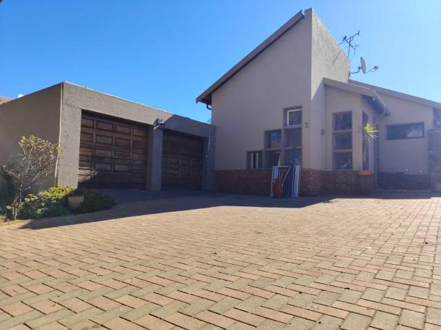 2 Bedroom Townhouse in Van Riebeeck Park