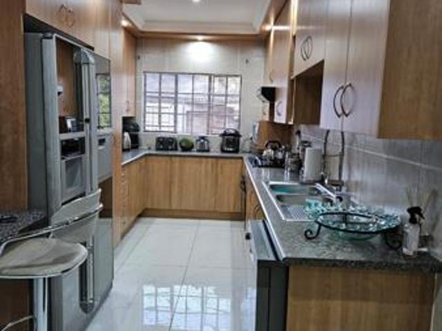 2 Bedroom Townhouse in Vanderbijlpark CE2