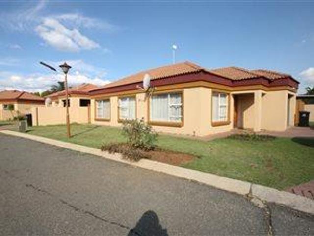2 Bedroom Townhouse in Vanderbijlpark CE2