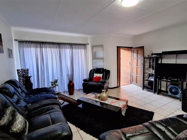 2 Bedroom Townhouse in Vanderbijlpark SE3