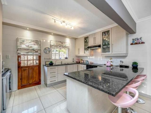 2 Bedroom Townhouse in Weltevreden Park