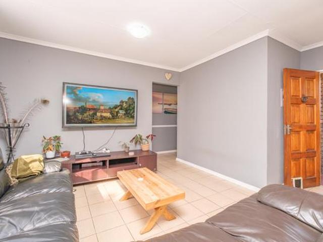 2 Bedroom Townhouse in Weltevreden Park