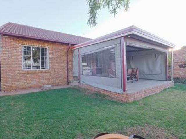 2 bedroom townhouse in wierda glen estate