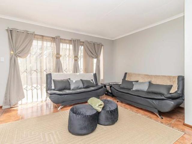2 Bedroom Townhouse in Wilgeheuwel