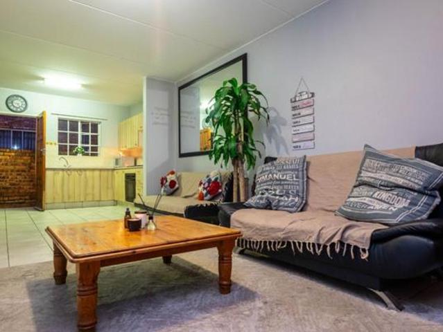 2 Bedroom Townhouse in Wilgeheuwel