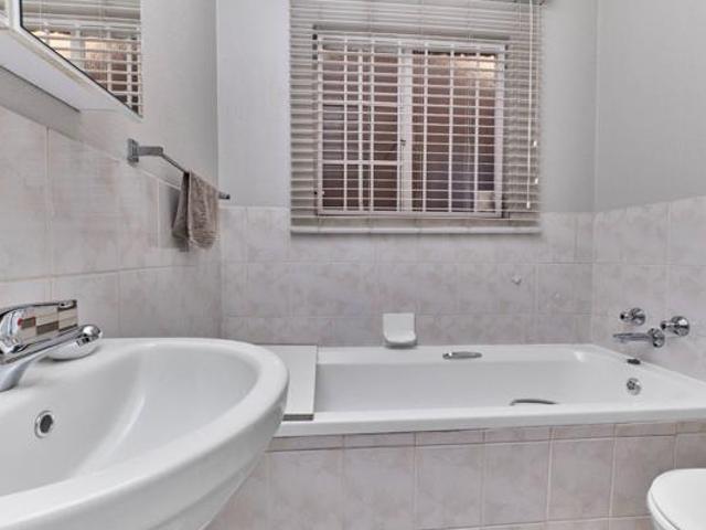 2 Bedroom Townhouse in Wilgeheuwel