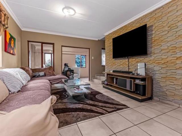 2 Bedroom Townhouse in Willowbrook