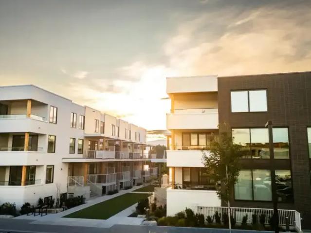 2 Bedroom Townhouse Kelowna BC LS96587074