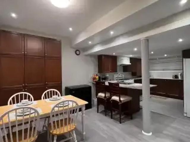 2 Bedroom Townhouse Richmond Hill ON LS101773659