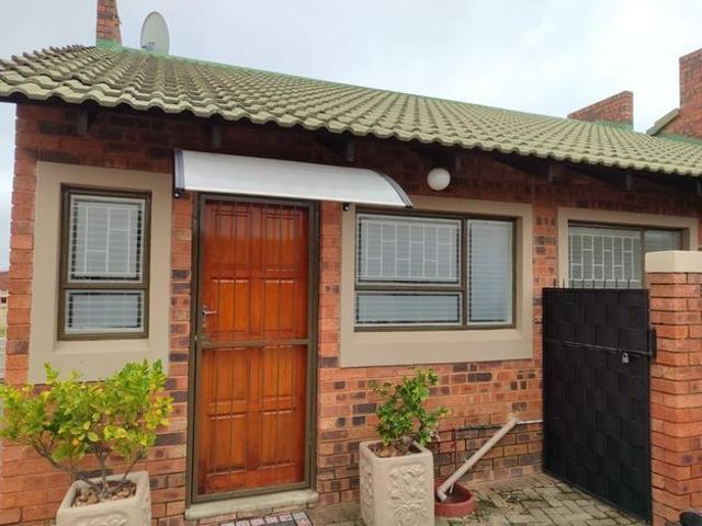 2 Bedroom townhouse sectional to rent in Pentagon Park, Bloemfontein