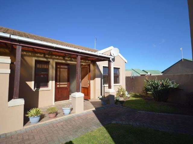 2 Bedroom townhouse sectional to rent in Strand South