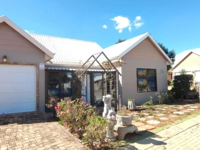 2 Bedroom townhouse sectional for sale in Wilkoppies, Klerksdorp