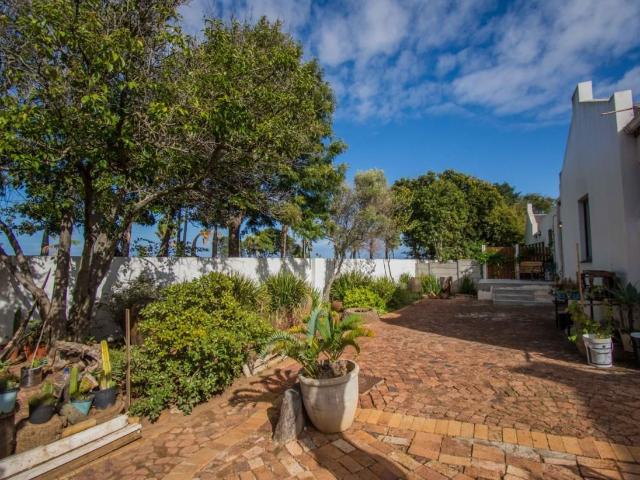 2 Bedroom townhouse sectional for sale in Die Wingerd, Somerset West