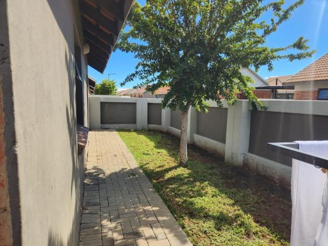 2 Bedroom townhouse sectional for sale in Estoire, Bloemfontein