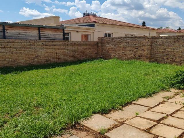 2 Bedroom townhouse sectional for sale in Fleurdal, Bloemfontein