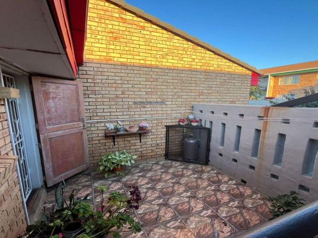 2 Bedroom townhouse sectional for sale in Golf View, Mafikeng