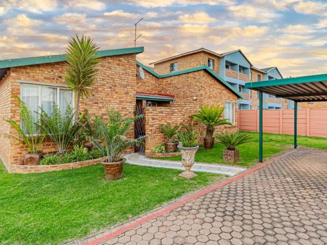 2 Bedroom townhouse sectional for sale in Groblerpark, Roodepoort