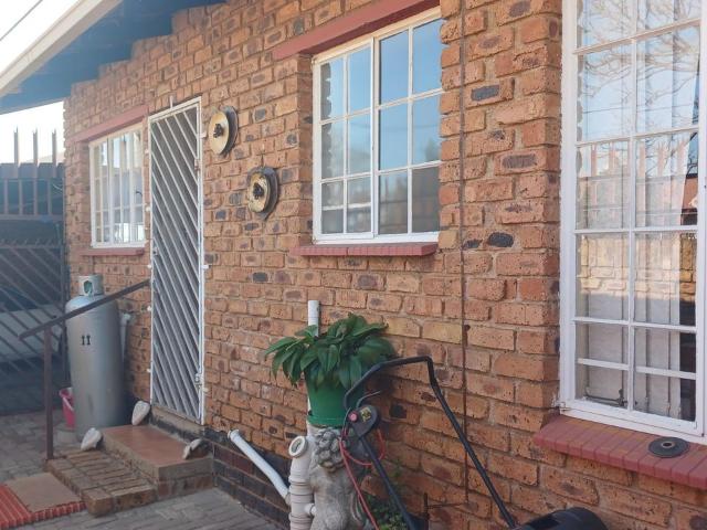 2 Bedroom townhouse sectional for sale in Krugersdorp North