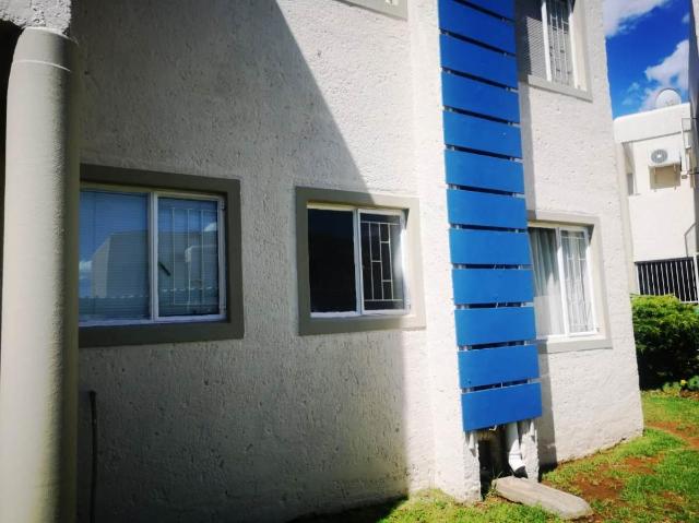 2 Bedroom townhouse sectional for sale in Langenhovenpark, Bloemfontein