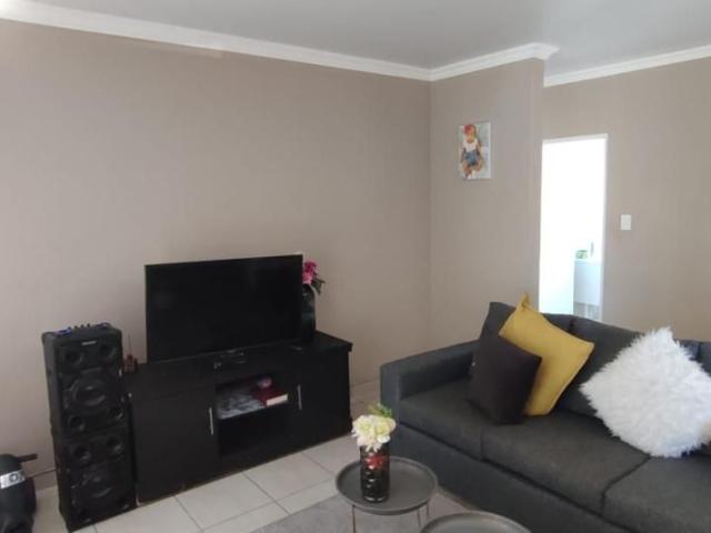 2 Bedroom townhouse sectional for sale in Meiringspark, Klerksdorp
