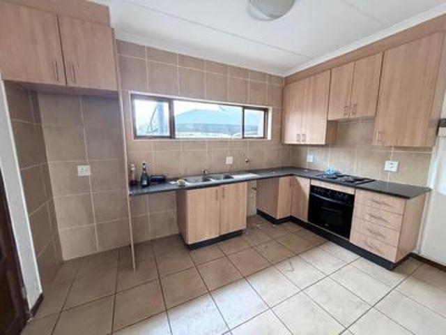 2 bedroom townhouse to let in helder.