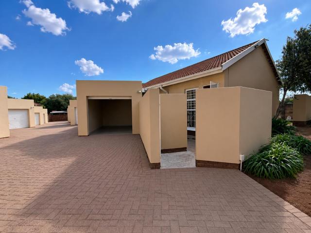 2 Bedroom Townhouse To Let in Langenhovenpark