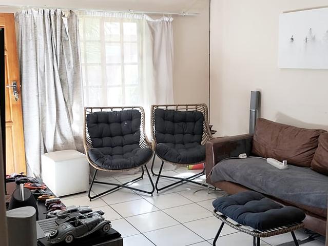 2 Bedroom Townhouse To Let in Langenhovenpark