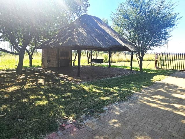 2 Bedroom Townhouse To Let in Modderfontein AH