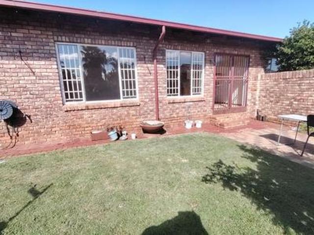 2 bedroom townhouse to let in rooihu.