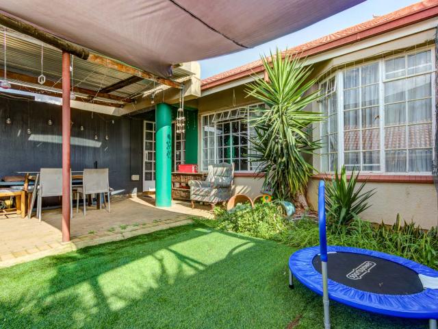 2 Bedroom Townhouse To Rent in Glen Marais