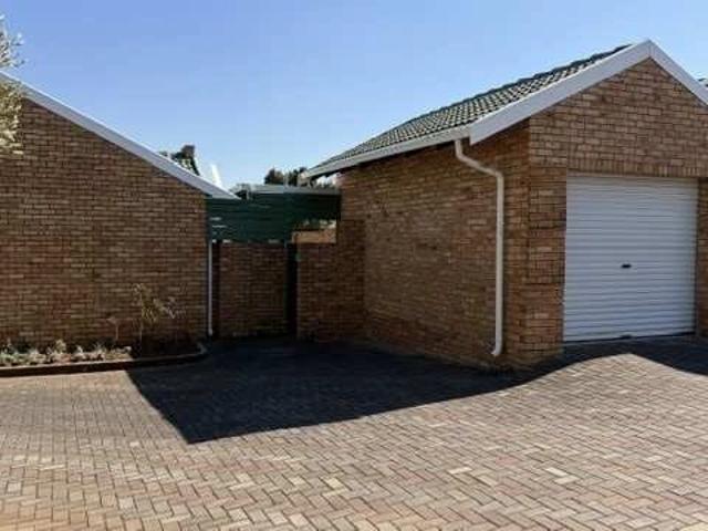 2 Bedroom Townhouse to Rent in Die Hoewes