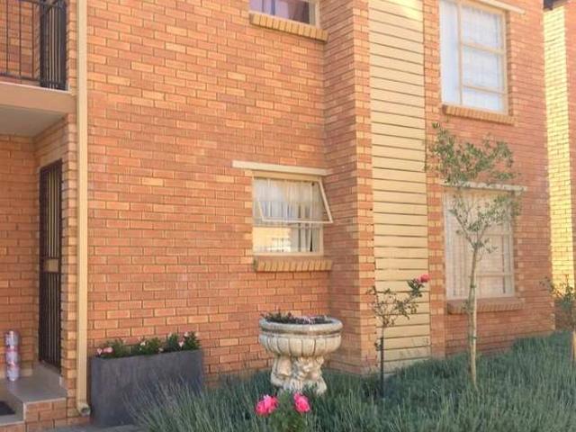 2 Bedroom Townhouse to Rent in Elarduspark