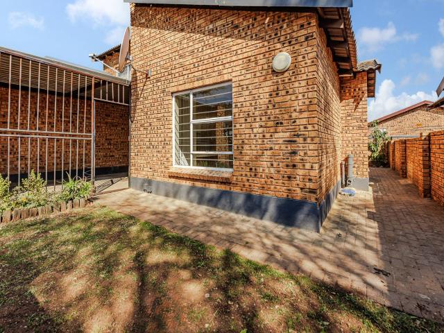 2 Bedroom Townhouse To Rent in Honeypark