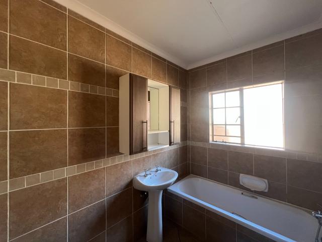 2 Bedroom Townhouse To Rent in Mooikloof Ridge