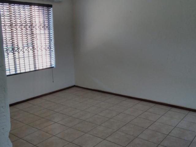 2 Bedroom Townhouse To Rent in Strubensvallei