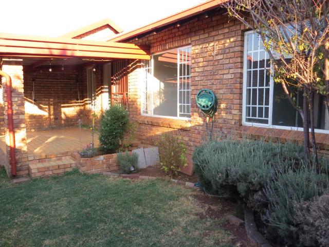 2 Bedroom Townhouse To Rent in Rooihuiskraal North