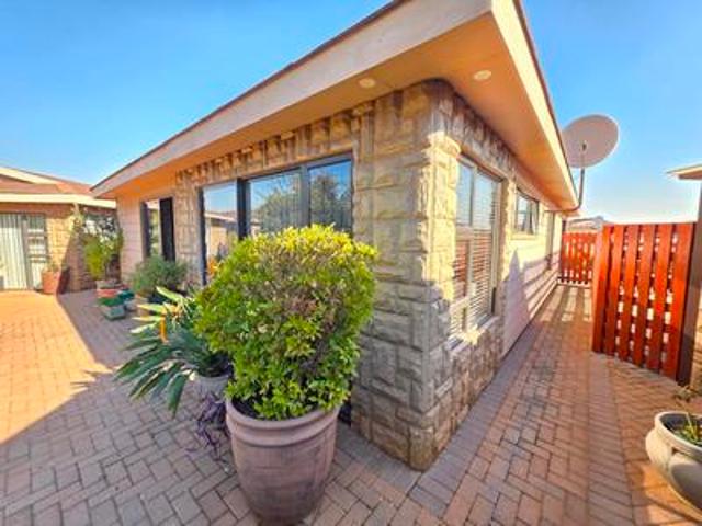 2 bedroom townhouse to rent in retir.