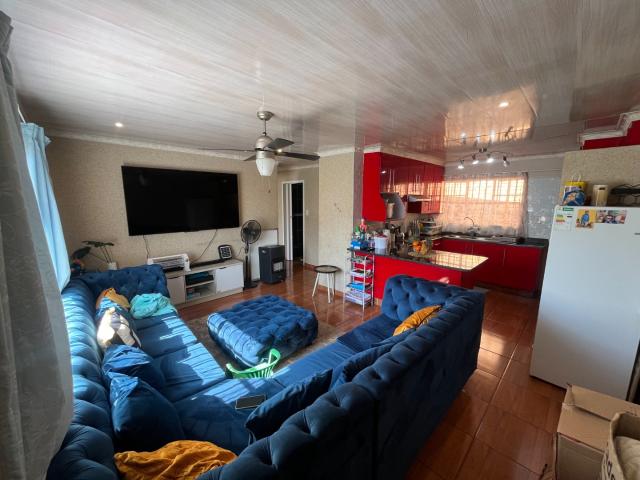 2 Bedroom Townhouse To Rent in Weavind Park