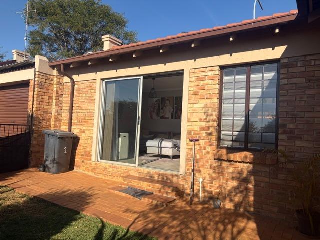 2 Bedroom Townhouse To Rent in Weltevreden Park